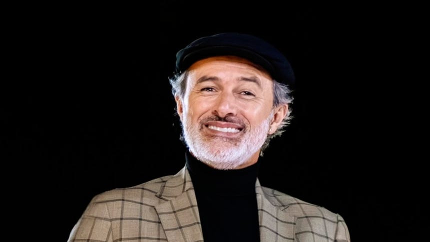 Carlos Alcántara es un reconocido actor, comediante y productor peruano .