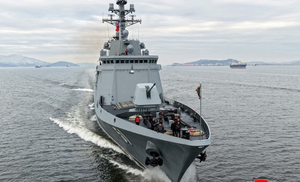 En imágenes distribuidas, pueden observarse al menos cuatro misiles siendo disparados desde el destructor, bautizado como 'Choe Hyon' y desvelado en abril del año pasado. KCNA describió los misiles como 