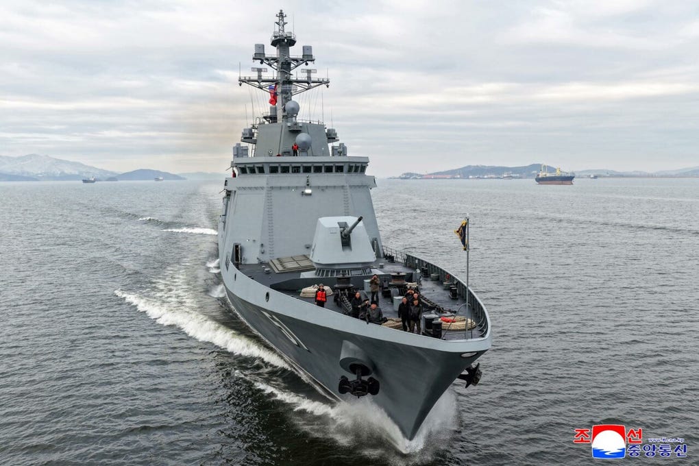 En imágenes distribuidas, pueden observarse al menos cuatro misiles siendo disparados desde el destructor, bautizado como Choe Hyon y desvelado en abril del año pasado. KCNA describió los misiles como estratégicos, lo que sugiere que pueden ser utilizados para transportar ojivas nucleares.