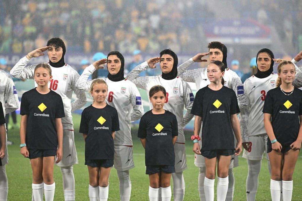 Las futbolistas de la Selección de Irán rompieron este jueves su silencio y cantaron el Himno de su país antes del inicio del partido de la Copa Asiática Femenina 2026 contra Australia, tras no hacerlo el lunes en un encuentro anterior.