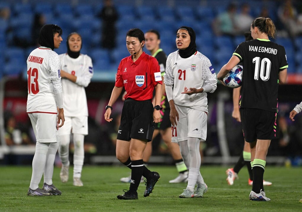 La clasificación de la selección persa para la Copa de Asia femenina, la primera desde 2002, ha sido celebrada por activistas que defienden la igualdad de género, especialmente por la opresión que impone el régimen iraní a las mujeres, como el uso obligatorio del velo en espacios públicos.