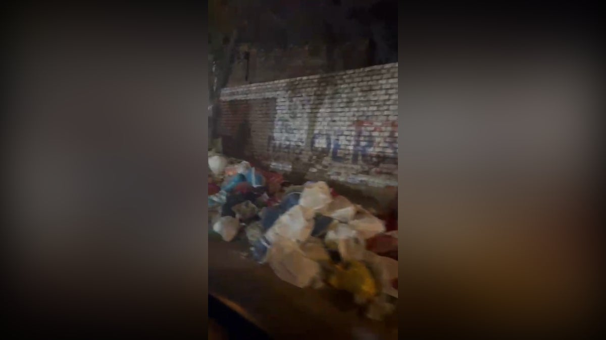 Otro problema que informa la vecina es que los malos olores cada vez son más insoportables. 