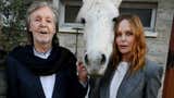 Stella McCartney rindió homenaje a su padre, el ex Beatle, durante su desfile en París Fashion Week