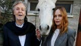 Stella McCartney rindió homenaje a su padre, el ex Beatle, durante su desfile en París Fashion Week