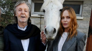 Stella McCartney rindió homenaje a su padre, el ex Beatle, durante su desfile en París Fashion Week