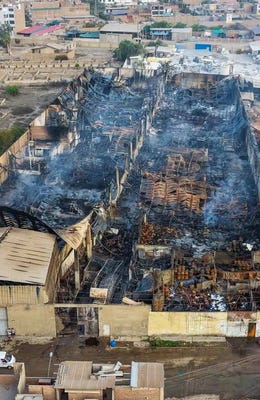Incendio consumió almacén en Comas