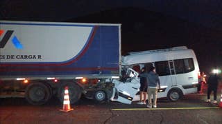 Cuatro fallecidos en violento choque por alcance entre un miniván y un camión en Arequipa