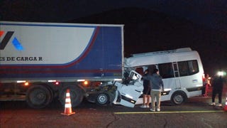 Cuatro fallecidos en violento choque por alcance entre un miniván y un camión en Arequipa