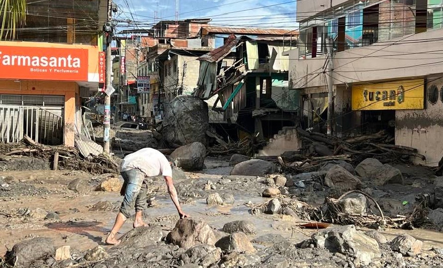 Según relató Juan Mundaca, gerente de la Municipalidad de Ayna, las viviendas se encuentran inundadas de lodo y piedras.