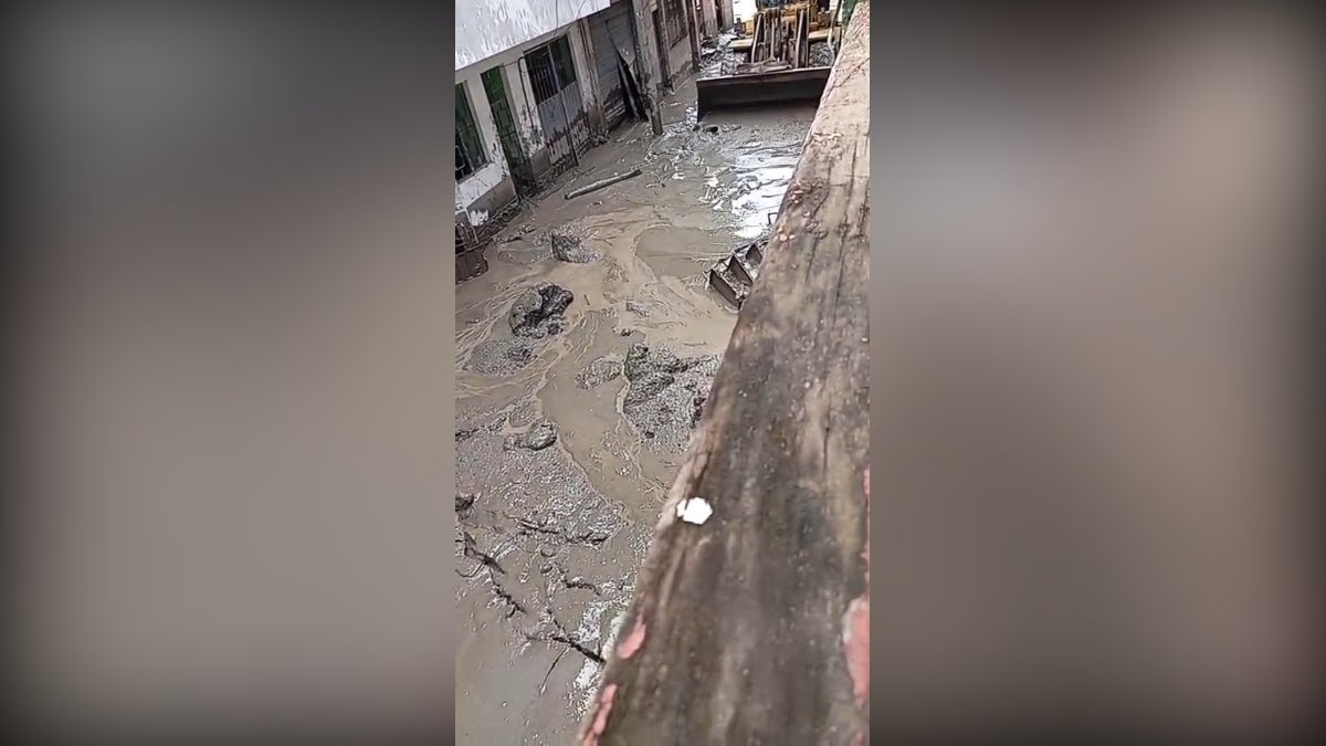 Cinco miembros de su familia están atrapados en el segundo piso de casa en San Francisco. 