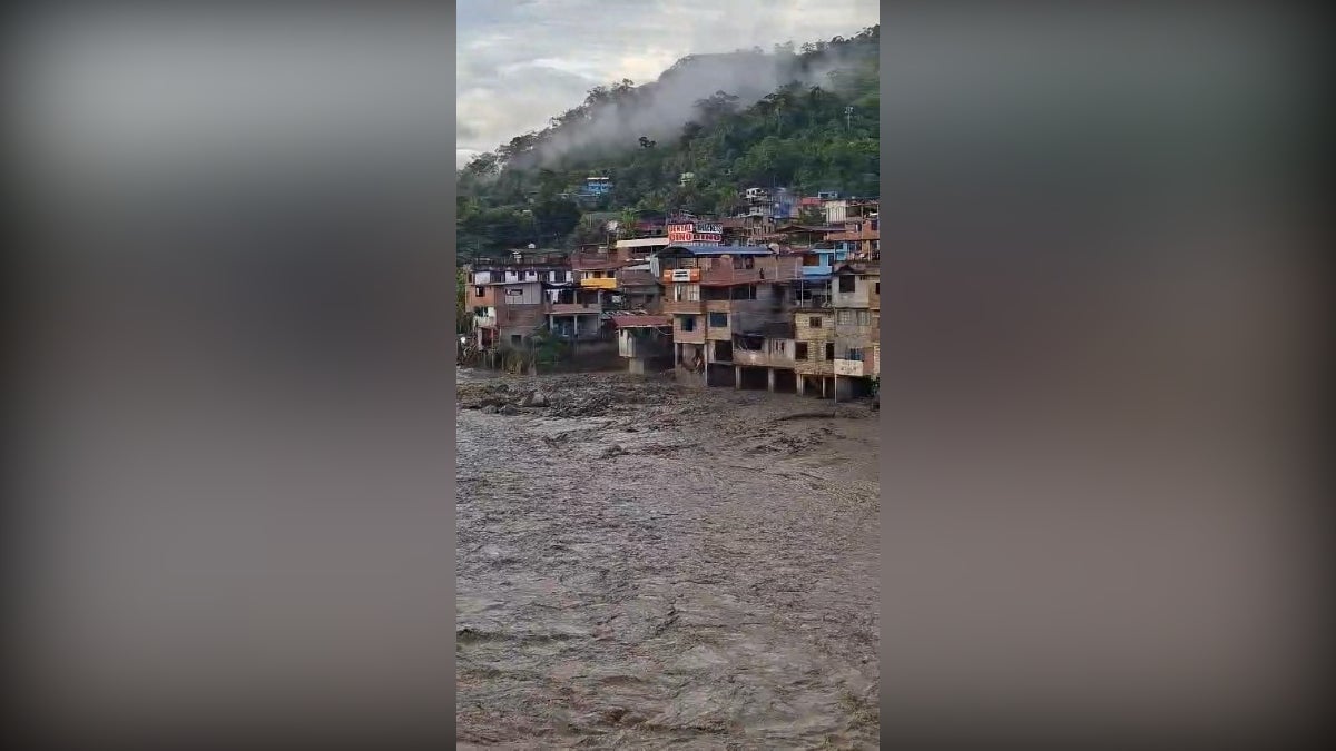 El río Sankirhuato se desbordó hoy a las cuatro de la mañana y ha arrasado vehículos e inundado casas, calles e instituciones públicas.  