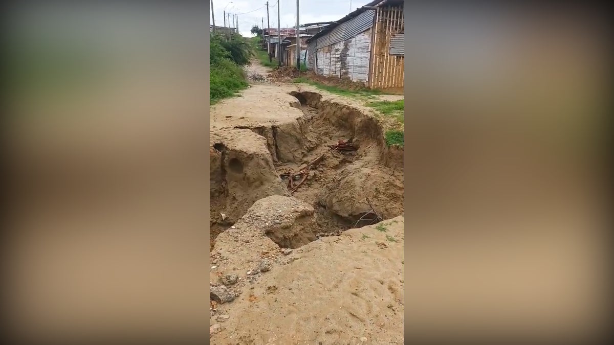Lluvias intensas afectan calles del centro poblado de Andrés Araujo. Varios postes están en riesgo de colapsar. 
