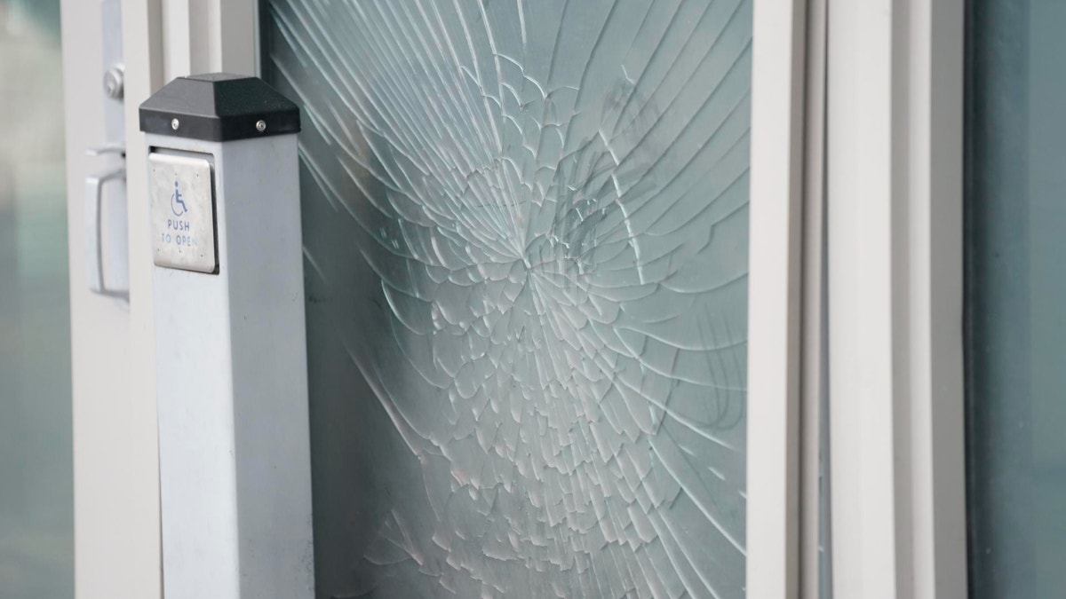 Imágenes difundidas por los medios mostraron cristales rotos sobre la nieve frente a la entrada de la sección consular de la embajada, así como grietas en una gruesa puerta de vidrio y marcas negras en el suelo al pie de la puerta, presumiblemente causadas por la explosión.