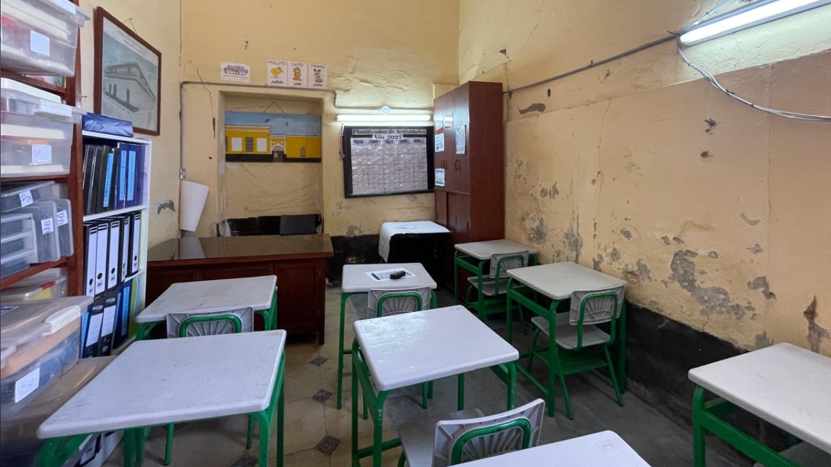 Aulas y mobiliario que ya han cumplido con su ciclo de uso.