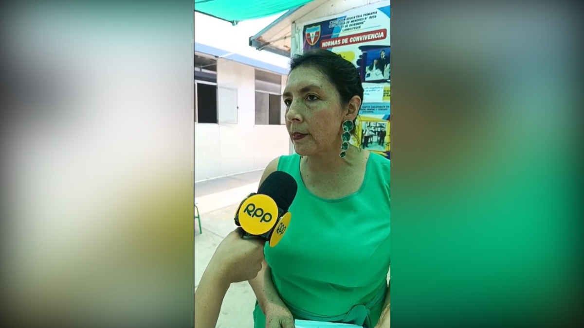 Directora de la Ugel Lambayeque, Haraceli Mejía, espera ser atendida por las autoridades del sector.