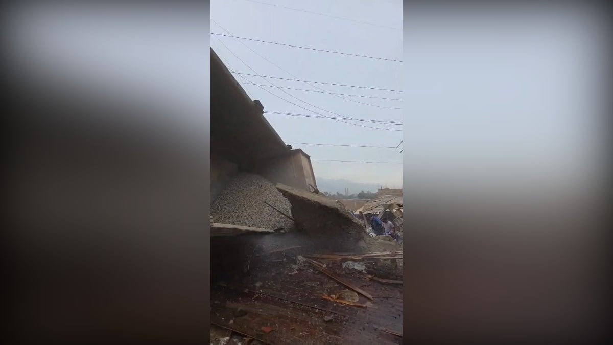 Un camión de carga pesada que se despistó y chocó contra una vivienda y mototaxis dejó varios heridos en la asociación Portillo. 