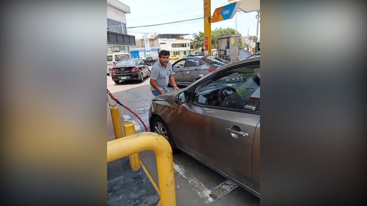 Conductores de vehículos hacen filas para abastecerse del combustible. 