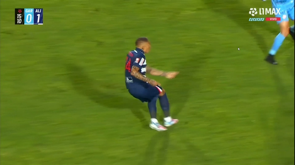 Paolo Guerrero ejecuta un gran remate en el Garcilaso vs Alianza Lima