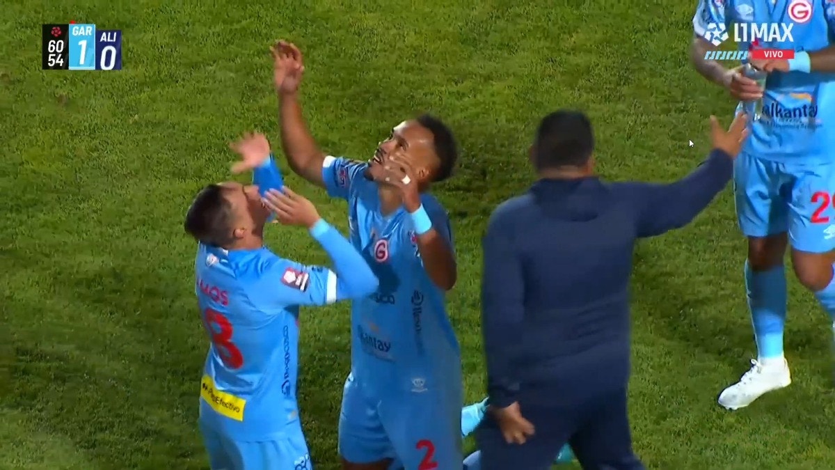 Garcilaso celebara su gol ante Alianza Lima