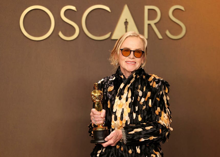 Amy Madigan posa con el premio a Mejor Actriz de Reparto por 'Weapons'.