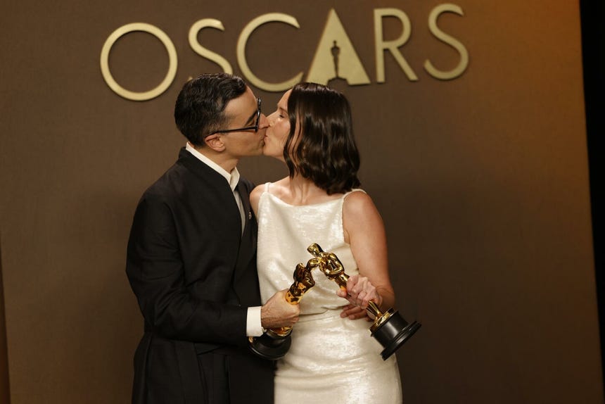 Alexandre Singh y Natalie Musteata posan con el premio al Mejor Cortometraje de Acción Real por 'Two People Exchangeing Saliva'.