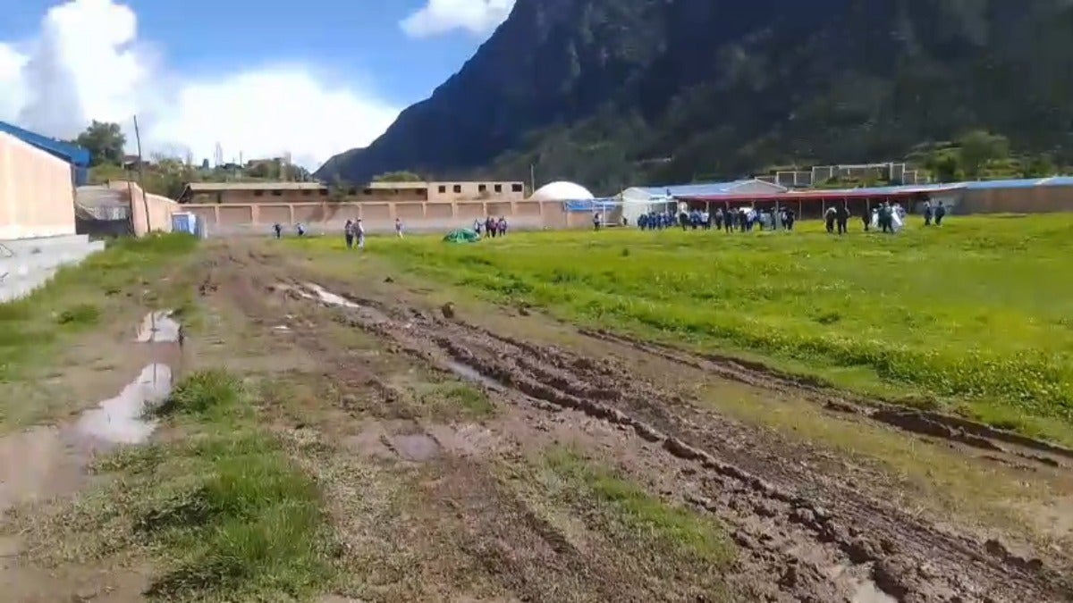 Los padres de familia hicieron un plantón para exigir a las autoridades un apoyo