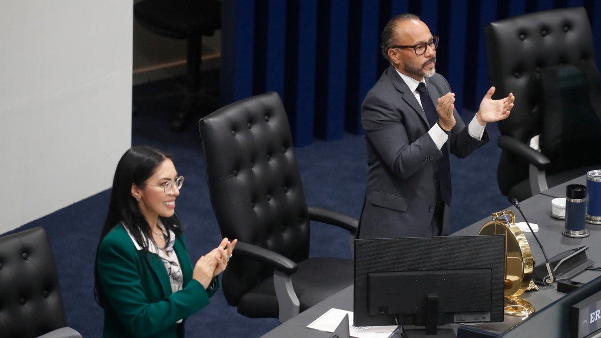 La diputada por el partido Nuevas Ideas (NI) Suecy Callejas y el presidente de la Asamblea Legislativa de El Salvador, Ernesto Castro, celebran la aprobación de la reforma.
