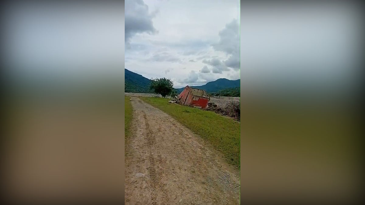 Río Piura inunda viviendas, cultivos y el colegio de secundaria de Hualcas. 