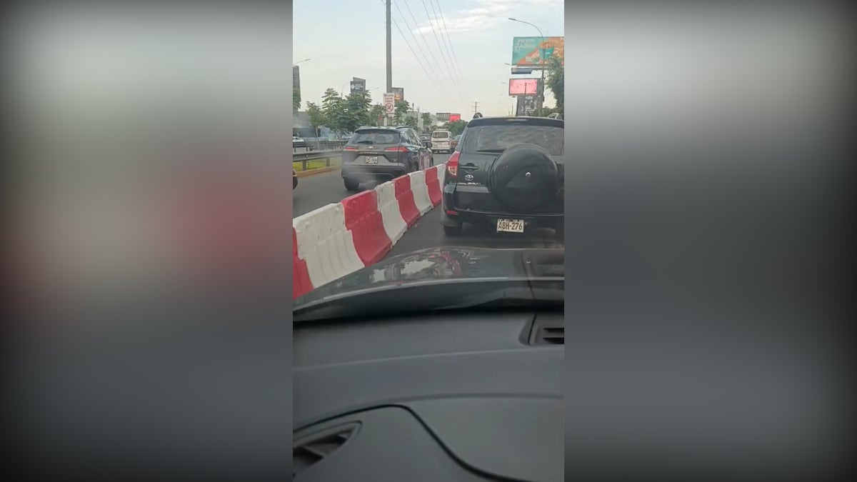 Conductora expresó su malestar ante la congestión vehícular en la zona. 