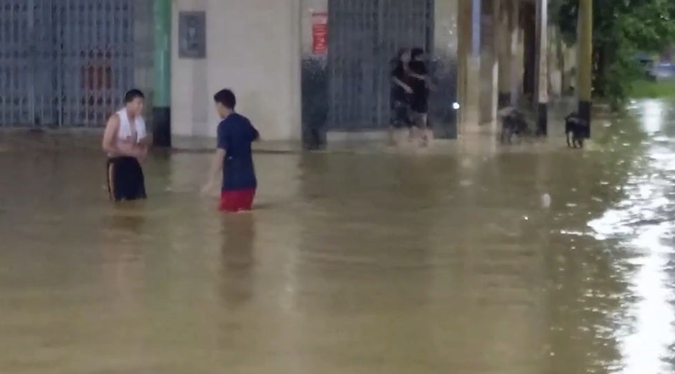 La especialista del Minsa pidió a los pobladores evitar andar descalzos y utilizar botas de jebe para transitar por aguas estancadas. 