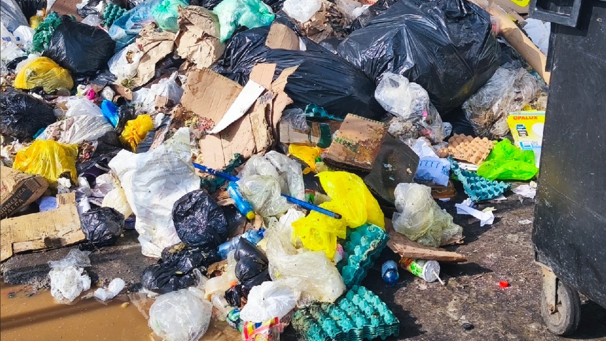 Los vecinos de Los Cedros están hartos de que haya mucha basura acumulada