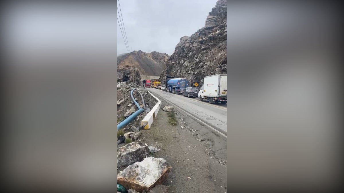 . El hecho se dio por la caída de nieve en la zona y forzó a muchos conductores a paralizar su ruta. 