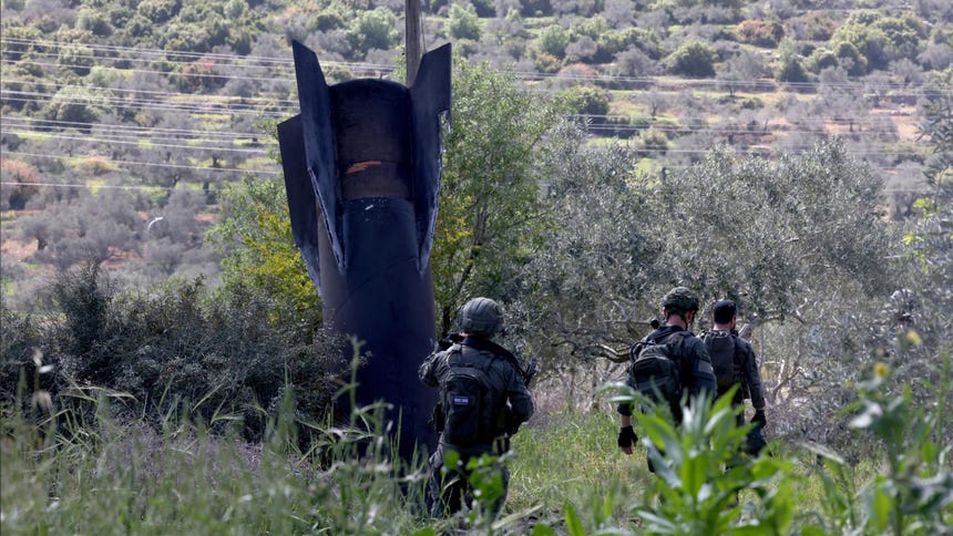 Soldados israelíes inspeccionan los restos de un misil balístico que cayó en la aldea de Haris, en Cisjordania, cerca de Salfit, este martes. Soldados israelíes inspeccionan los restos de un misil balístico que cayó en la aldea de Haris, en Cisjordania, cerca de Salfit, este martes.