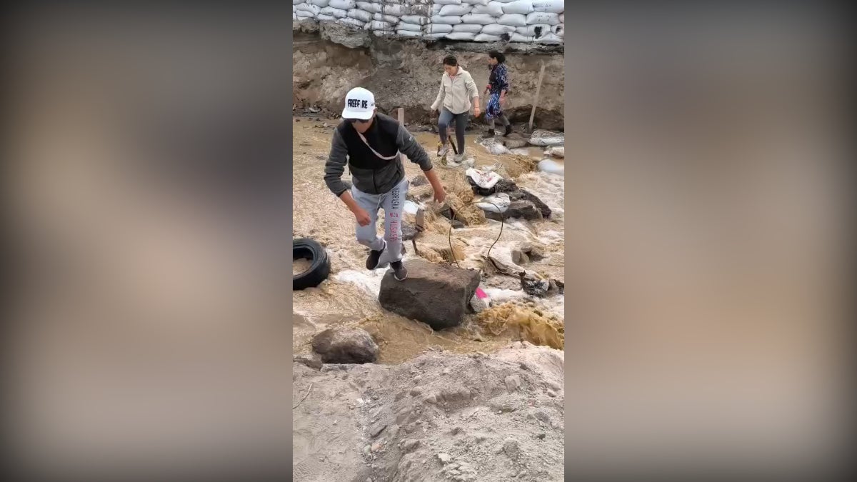 Álvaro Tello hace un llamado a las autoridades de la Municipalidad de Yanahuara a colocar una estructura adecuada para que los estudiantes y padres de familia puedan llegar seguros al colegio Lord Byron.