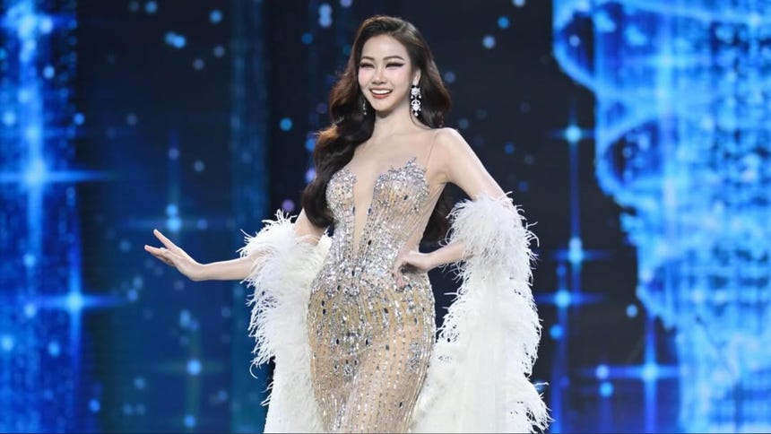 Se le cae la dentadura a candidata del Miss Grand Tailandia 2026 en pleno escenario [VIDEO]