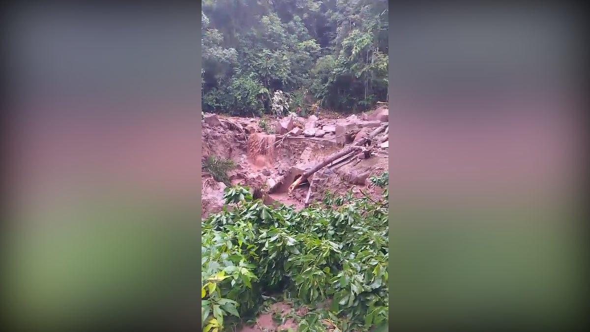 Al menor 30 vehículos se encuentran varados, incluyendo buses interprovinciales y combis turísticas. 