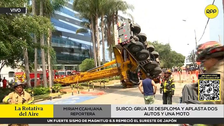Una inmensa grúa se volcó y cayó sobre vehículos en Surco: de milagro, no hay víctimas mortales [VIDEO]