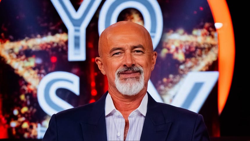 Bailando pegado y en coqueteos, Carlos Alcántara es captado con otra joven en local nocturno