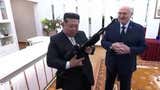 Presidente de Bielorrusia regaló a Kim Jong-un un fusil de asalto