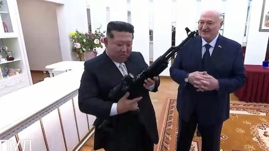 Presidente de Bielorrusia regaló a Kim Jong-un un fusil de asalto