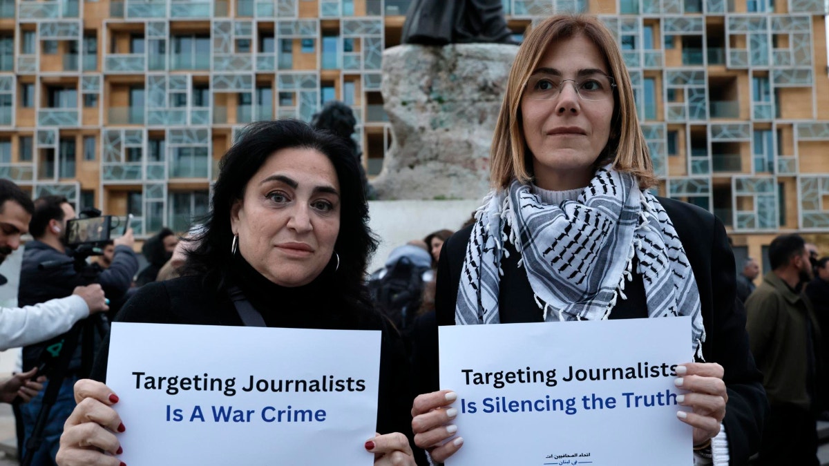 Miembros del Sindicato de Periodistas del Líbano, junto con activistas, portan pancartas durante una concentración de solidaridad en la que condenan el ataque aéreo israelí que causó la muerte del corresponsal de la cadena de televisión Al Manar, de Hezbolá, Ali Shoeib, la reportera de la cadena Al Mayadeen TV con sede en Beirut, Fatima Ftouni, y a su hermano, el videoperiodista Mohammed Ftouni, en un vehículo en la localidad de Jezzine, en el sur del Líbano, en la Plaza de los Mártires de Beirut, el 28 de marzo de 2026. Según el Ministerio de Salud Pública libanés, al menos 1.189 personas han perdido la vida y más de 3.427 han resultado heridas en los ataques aéreos israelíes sobre los suburbios del sur de Beirut y las aldeas del sur del Líbano desde el inicio de la reanudación de las hostilidades.