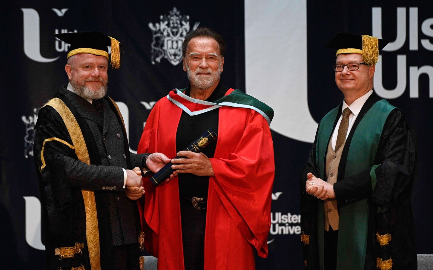 Arnold Schwarzenegger fue investido como doctor honoris causa por la Universidad del Ulster, en reconocimiento a su trayectoria como figura global en el cine, el deporte y la vida pública.