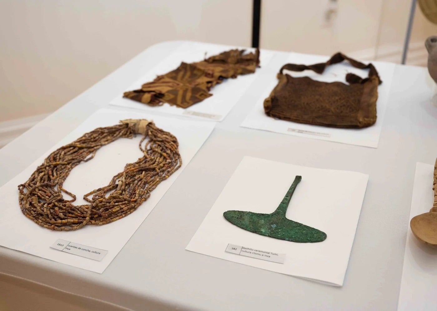 Textiles y orfebrería prehispánica recuperada por el FBI. 