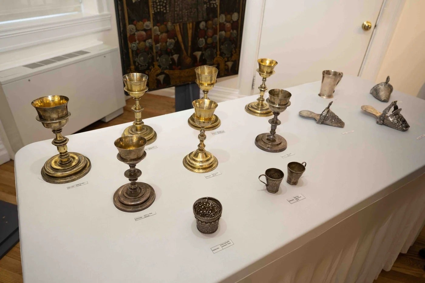 Adornos y copas de plata coloniales recuperados por el FBI. 