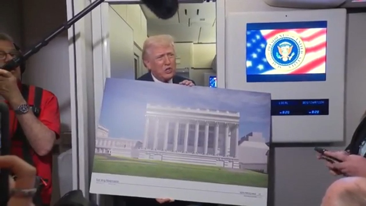 Donald Trump enseñó a los medios a bordo del avión presidencial reconstrucciones digitales que muestran el aspecto una vez finalizado del salón de baile de la Casa Blanca. 