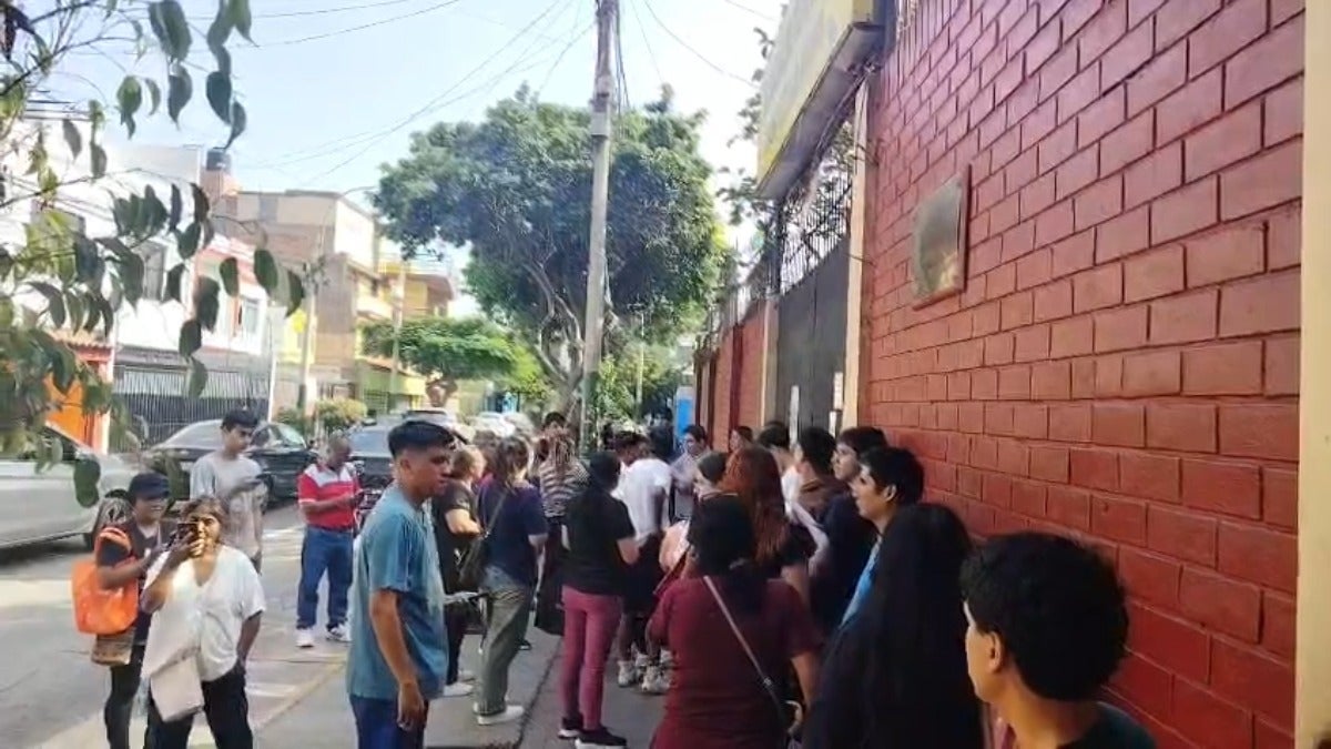 Padres y postulantes reclaman transparencia tras el examen de admisión de la Universidad Nacional Federico Villarreal. 