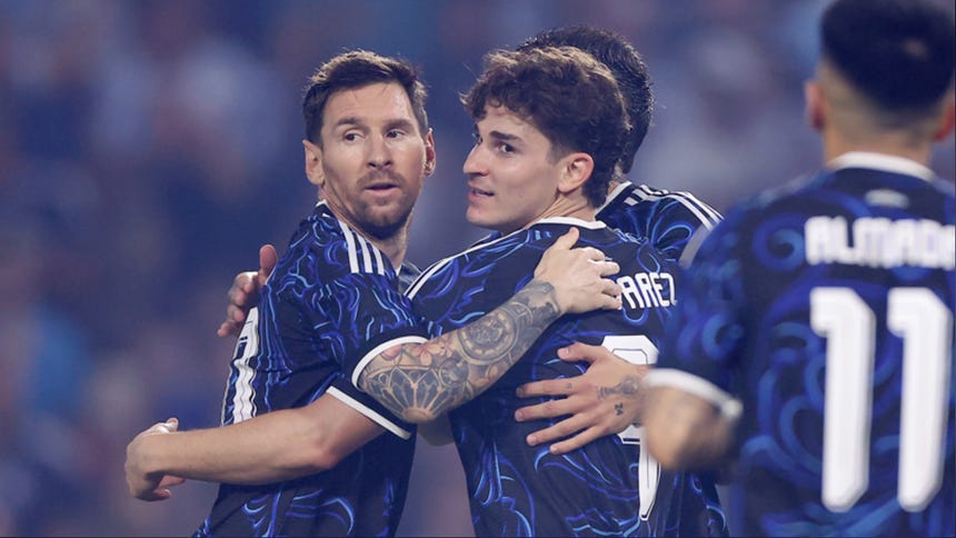 Argentina celebra: asistencia de Lionel Messi y gol de Julián Álvarez tras un derechazo [VIDEO]