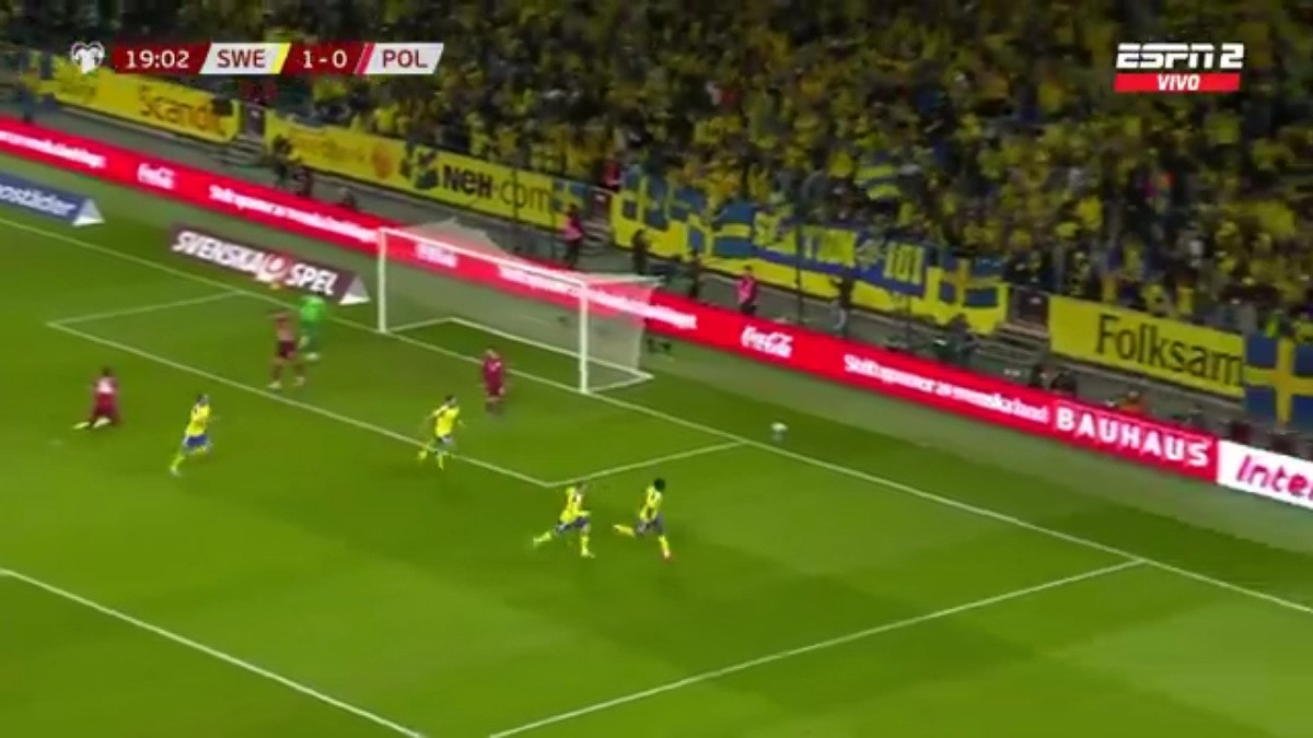 Elanga anota el 1-0 para Suecia.