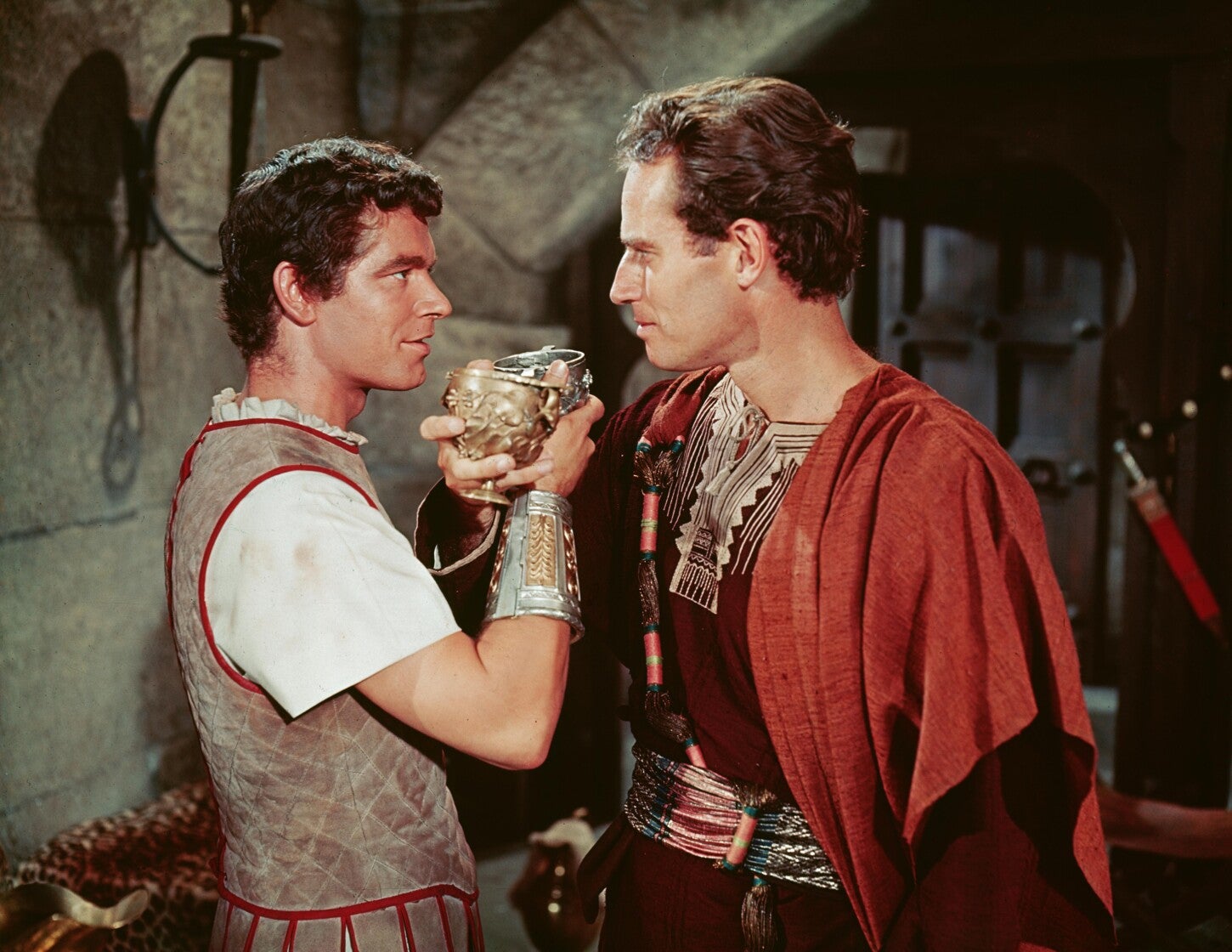 Charlton Heston interpreta a Judá Ben-Hur, mientras que Stephen Boyd da vida a su rival, Messala.