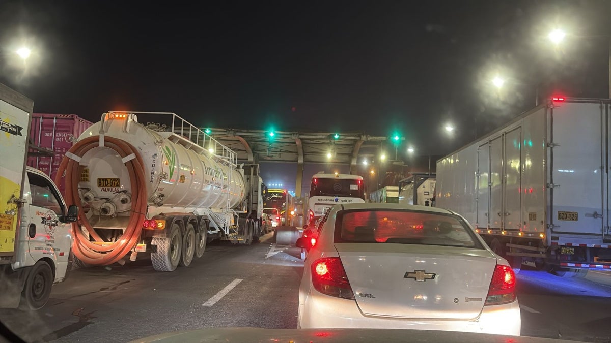 Una larga fila de decenas de vehículos de diferente tamaño detenidos en la Panamericana Sur